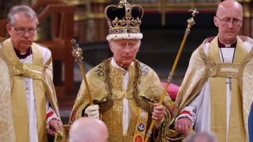 Rey Carlos III durante su ceremonia de coronación en la Abadía de