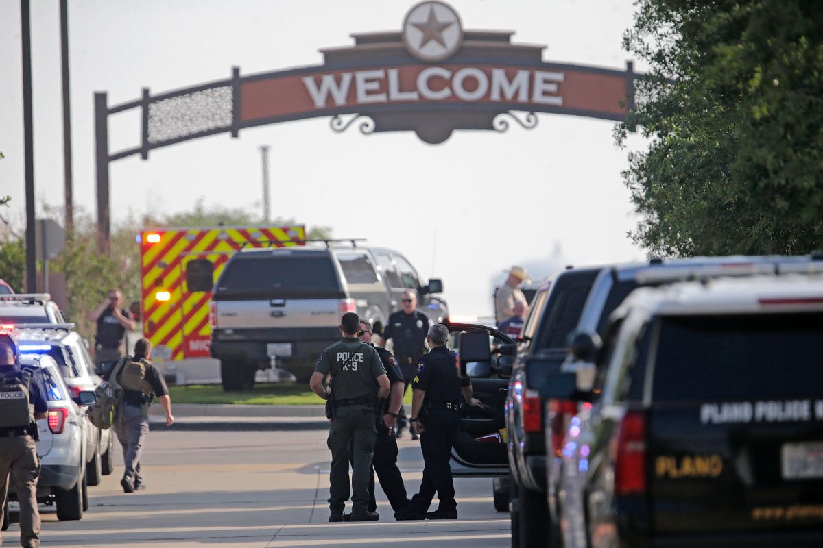 Autoridades en la escena de un tiroteo en Allen Premium Outlets el 6 de mayo de 2023 en Allen, Texas.