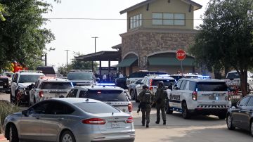 Autoridades en la escena de un tiroteo en Allen Premium Outlets el 6 de mayo de 2023 en Allen, Texas.