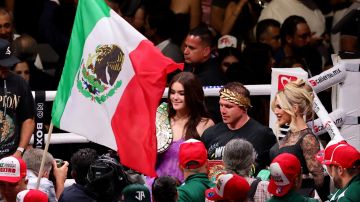 Celebración de 'Canelo' Álvarez con la bandera mexicana.