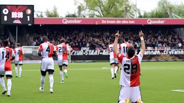 Santiago Giménez celebrando gol con el Feyenoord.