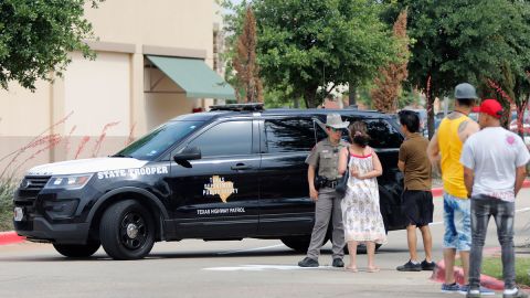 Policía identifica a hombre de 33 años de nombre Mauricio García como autor del tiroteo en centro comercial de Texas