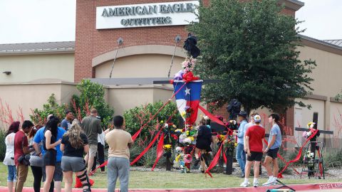 Tiroteo en Texas: guardia de seguridad murió intentando ayudar a los compradores a escapar