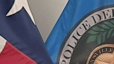 Conductor que estrelló SUV contra migrantes en Texas es identificado y acusado de homicidio imprudencial