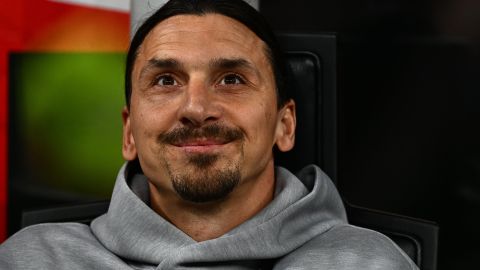 Zlatan Ibrahimovic en el banquillo del AC Milan en Champions ante Inter.