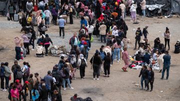 Miles de migrantes llegan a Tijuana con la esperanza de pedir asilo desde hoy cuando acabe el Tíitulo 42.
