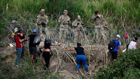 Inmigrantes intentan llegar a EE.UU. desde Matamoros, estado de Tamaulipas, México, el 10 de mayo de 2023.
