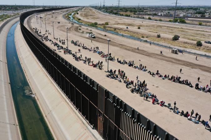 Vista aérea de inmigrantes en la frontera con El Paso, Texas.