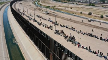 Vista aérea de inmigrantes en la frontera con El Paso, Texas.