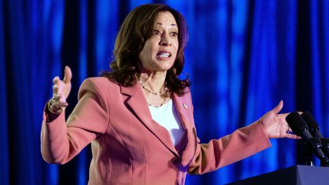 La vicepresidenta Kamala Harris aboga por restricciones a las armas de fuego.