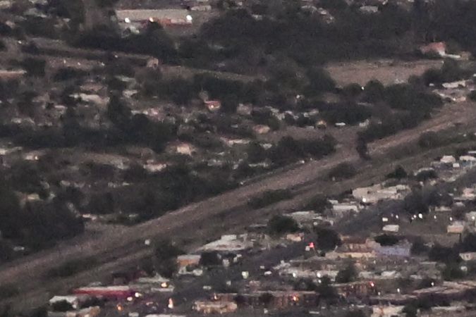 Un muro y barreras de alambre de púas se alzan a lo largo del río Grande (Río Bravo) entre El Paso (i) y Ciudad Juárez (d) luego del final del Título 42.