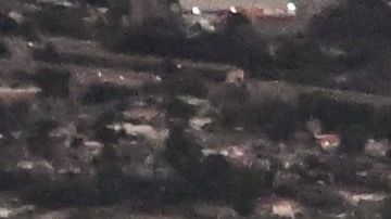 Un muro y barreras de alambre de púas se alzan a lo largo del río Grande (Río Bravo) entre El Paso (i) y Ciudad Juárez (d) luego del final del Título 42.