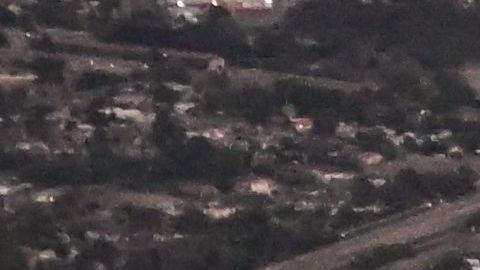 Un muro y barreras de alambre de púas se alzan a lo largo del río Grande (Río Bravo) entre El Paso (i) y Ciudad Juárez (d) luego del final del Título 42.