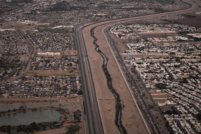 Un muro y barreras de alambre de púas se alzan a lo largo del río Grande (Río Bravo) entre El Paso (i) y Ciudad Juárez (d) luego del final del Título 42.