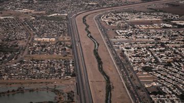 Un muro y barreras de alambre de púas se alzan a lo largo del río Grande (Río Bravo) entre El Paso (i) y Ciudad Juárez (d) luego del final del Título 42.
