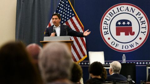 Ron DeSantis habla durante una recepción del Partido Republicano de Iowa el 13 de mayo de 2023 en Cedar Rapids.