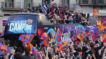 Jugadores del FC Barcelona celebrando en el bus la obtención de LaLiga.