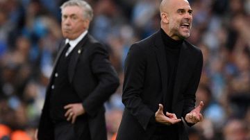 Pep Guardiola celebra uno de los goles del Manchester City; al fondo, Carlo Ancelotti lo observa.