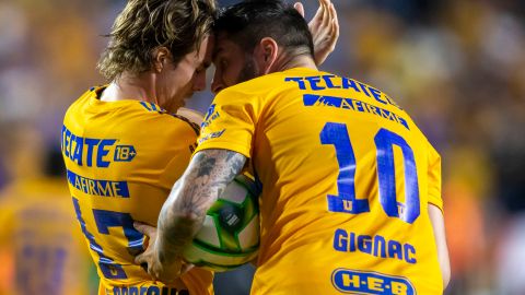 Sebastián Córdova y André-Pierre Gignac clebran el gol del empate de Tigres contra Rayados.