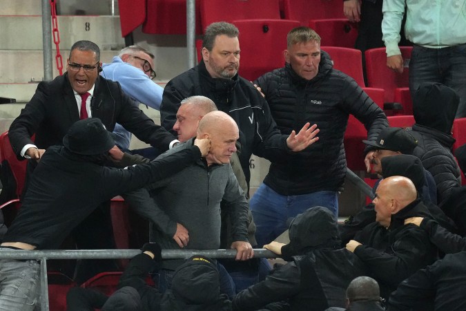 Pelea entre fans del West Ham y AZ Alkmaar.