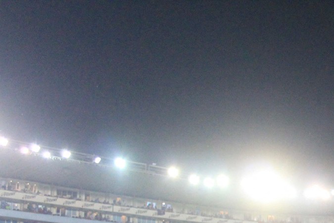 Fans dentro del terreno de juego tras estampida en El Salvador. GABRIEL AQUINO/AFP via Getty Images). 