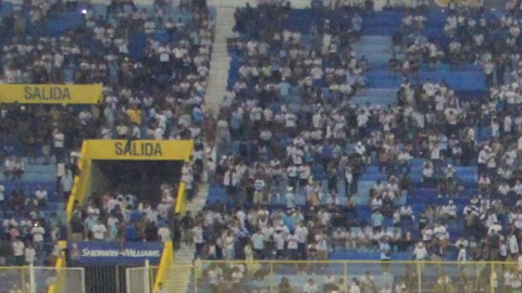 Hinchas invadiendo el terreno de juego en El Salvador.