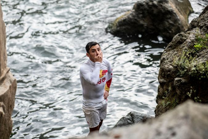 Jonathan Paredes después durante la Serie Mundial Red Bull Cliff Diving "Dive into Guatemala"