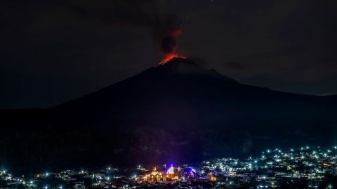 TOPSHOT - The Popocatepetl Volcano spews ash and smoke as seen from thr Santiago Xalitzintla community, state of Puebla, Mexico, on May 22, 2023. Mexican authorities on May 21 raised the warning level for the Popocatepetl volcano to one step below red alert, as smoke, ash and molten rock spewed into the sky posing risks to aviation and far-flung communities below. Sunday's increased alert level -- to "yellow phase three" -- comes a day after two Mexico City airports temporarily halted operations due to falling ash. (Photo by ERIK GOMEZ TOCHIMANI / AFP) (Photo by ERIK GOMEZ TOCHIMANI/AFP via Getty Images)