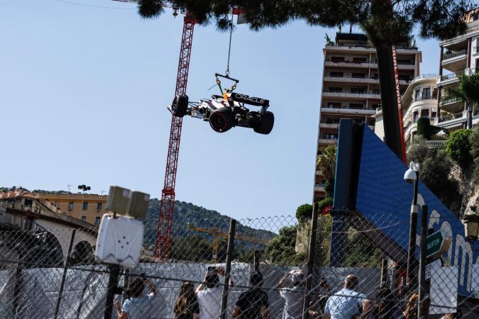 Monoplaza de 'Checo' Pérez retirado en grúa tras accidente. Foto: JEFF PACHOUD/AFP via Getty Images).