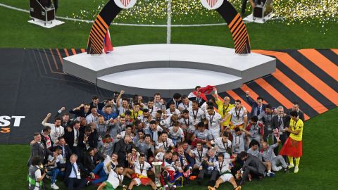 Jugadores del Sevilla levantando el trofeo de campeón de la Europa League.