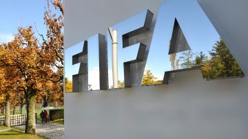 Logo de la FIFA en las oficinas ubicadas en Suiza.