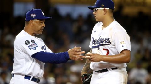 Julio Urías y Dave Roberts.