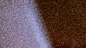 Un médico de CBP coloca una compresa fría en el cuello de una inmigrante que sufre de agotamiento por calor.