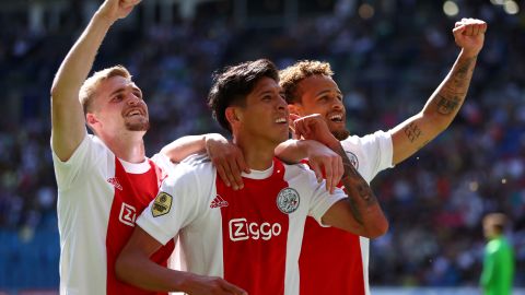 Edson Álvarez (c) celebra con sus compañeros un gol del Ajax.