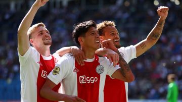 Edson Álvarez (c) celebra con sus compañeros un gol del Ajax.
