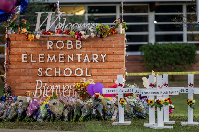 Padres de Uvalde recuerdan a sus hijos un año después del mortal tiroteo en escuela Robb Elementary