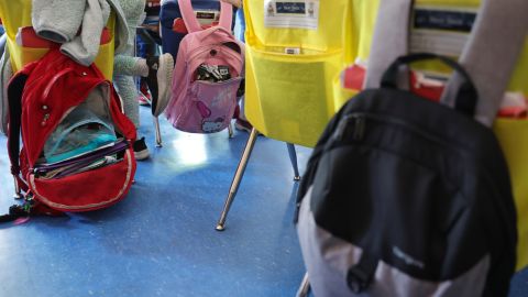 Escuelas de Michigan prohíben mochilas, incluso las transparentes, ante preocupación por las armas