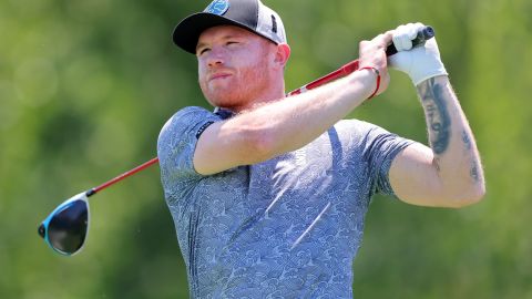 Canelo Álvarez en un juego de golf.