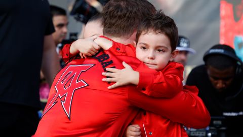 Saúl Adiel Álvarez, hijo del Canelo Álvarez, entrenó con su padre antes de la pelea contra John Ryder.