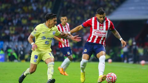 Alejandro Zendejas disputa un balón con Alexis Vega.