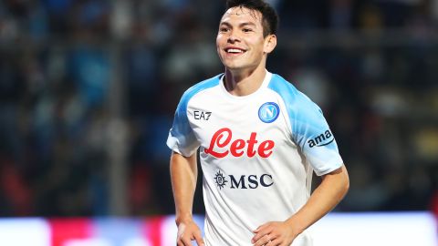 Hirving Lozano celebra un gol con el Napoli.