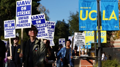 Universidad de California avanza plan para permitir trabajar a estudiantes indocumentados