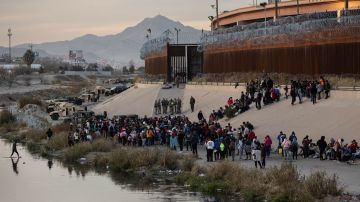 Aeropuerto de El Paso limita acceso a terminal por posible ola de migrantes ante el fin del Título 42
