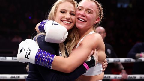 Elle Brooke (blanco) celebra con Ebanie Bridges después de derrotar a Faith Ordway.