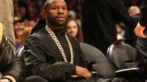 Floyd Mayweather en un juego de Los Angeles Lakers de la NBA.