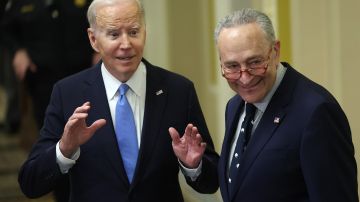 El presidente Joe Biden y el líder de la mayoría en el Senado, Chuck Schumer.