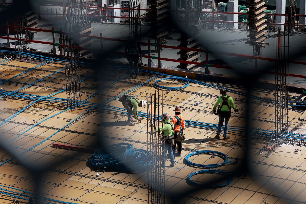 Los trabajadores inmigrantes suelen trabajar en sectores como la construcción.