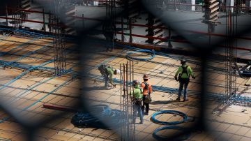 Los trabajadores inmigrantes suelen trabajar en sectores como la construcción.
