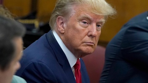 Juez prohíbe a Trump publicar evidencia o información en redes datos sobre caso de pagos a actriz porno