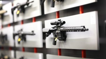 Tribunal Supremo permite que se mantenga prohibición de ciertas armas de fuego en Illinois